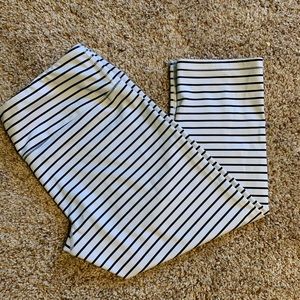 White and Back Scorpio Sol Yoga Capri